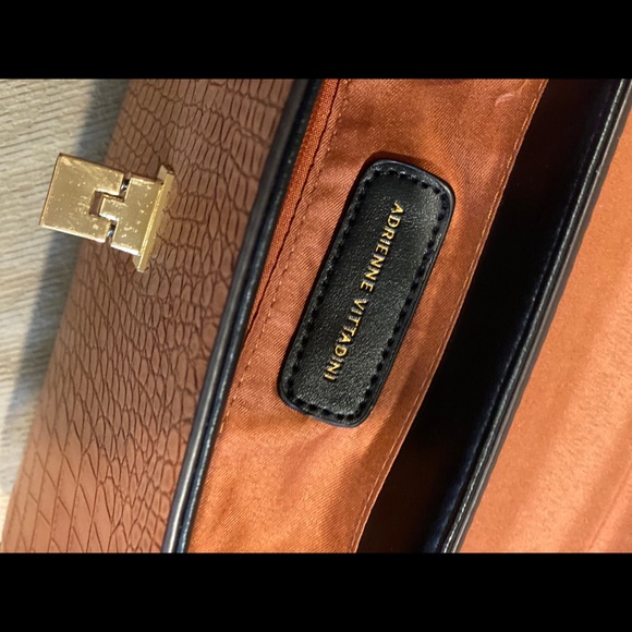 🆕 Adrienne Vittadini Instinct Collection Satchel - Picture 9 of 10